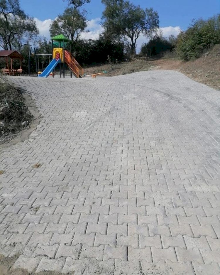 Bir köye daha parke taş döşendi 