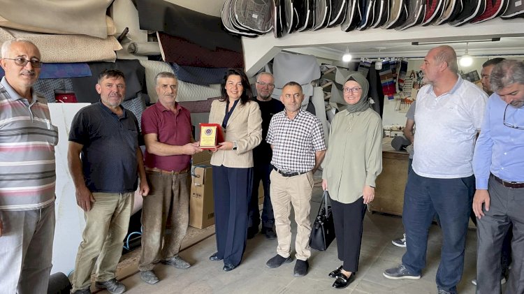 İskenderoğlu’ndan esnafa plaket 